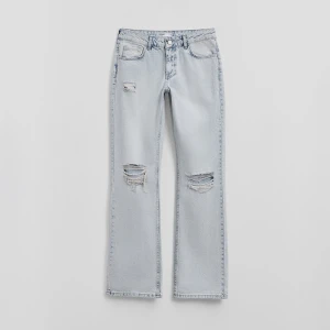 Jasnoniebieskie jeansy dzwony bootcut z dziurami i dżetami na tyle House