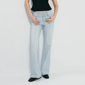 Jasnoniebieskie jeansy dzwony bootcut z niskim stanem House