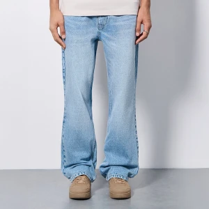 Jasnoniebieskie jeansy dzwony z przetarciami House