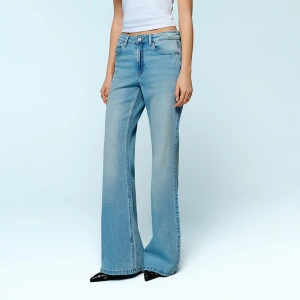 Jasnoniebieskie jeansy dzwony z wysokim stanem House