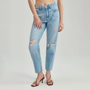 Jasnoniebieskie jeansy mom fit cropped z efektem sprania i dziurami House
