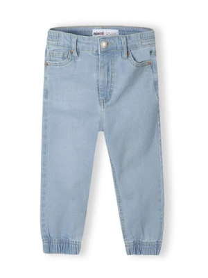 Jasnoniebieskie jeansy o kroju joggerów dla niemowlaka Minoti