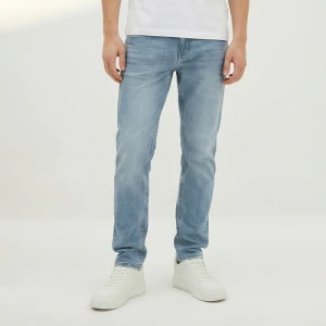 Jasnoniebieskie jeansy slim fit House