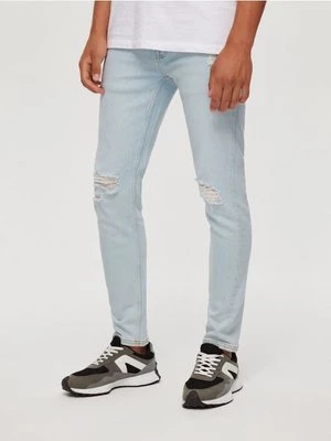 Jasnoniebieskie jeansy slim fit z dziurami House