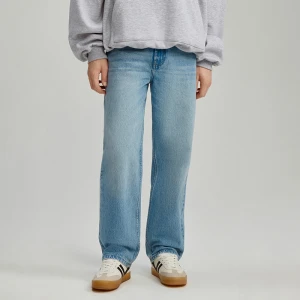 Jasnoniebieskie jeansy straight fit z efektem sprania House