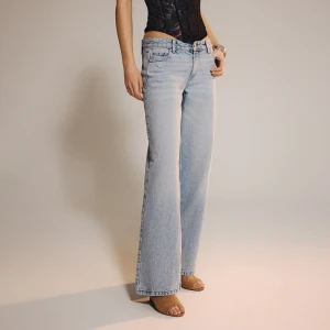 Jasnoniebieskie jeansy wide leg z napisem "Don't Look" z dżetów House x Klaudia Sadownik