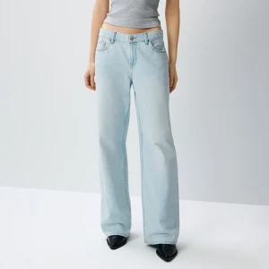 Jasnoniebieskie jeansy wide leg z niskim stanem House