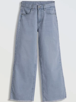 Jasnoniebieskie jeansy z szerokimi nogawkami