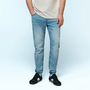 Jasnoniebieskie joggery jeansowe z przetarciami House