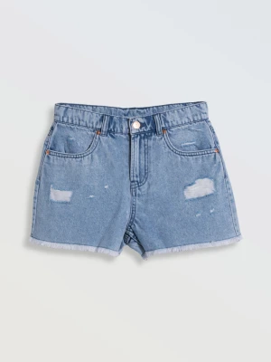 Jasnoniebieskie krótkie spodenki jeansowe z modnymi przetarciami Reporter Young
