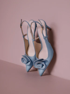 Jasnoniebieskie skórzane czółenka z kwiatem i odkrytą piętą TARANKO