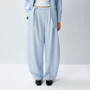 Jasnoniebieskie spodnie baggy tailoring z klamerką House