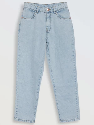Jasnoniebieskie spodnie jeansowe typu mom fit