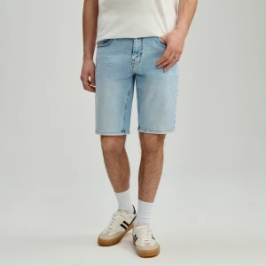 Jasnoniebieskie szorty jeansowe slim fit z efektem sprania House