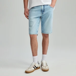 Jasnoniebieskie szorty jeansowe slim fit z przetarciami House