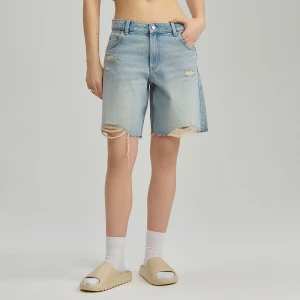 Jasnoniebieskie szorty jeansowe z postrzępionymi nogawkami House