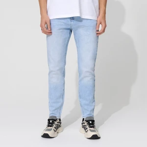Jasnoniebiskie jeansy carrot fit House