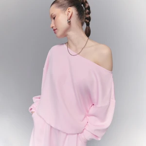 Jasnoróżowa bluza z dekoltem na jedno ramię House