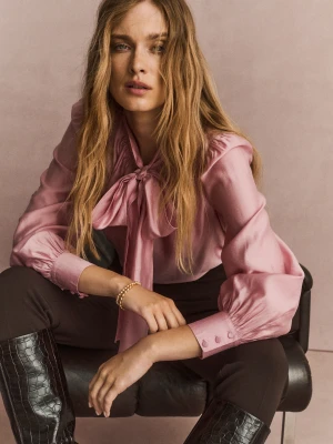 Jasnoróżowa bluzka z wiązaniem z satynowego lyocellu TARANKO