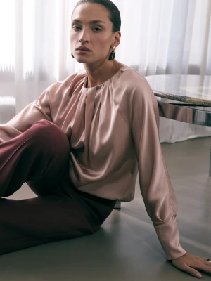 Jasnoróżowa elegancka bluzka z wiskozowej satyny Taranko