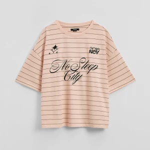 Jasnoróżowa koszulka w paski z napisami New York House pastelowy różowy