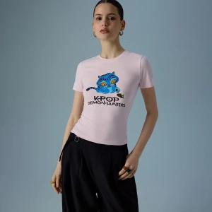 Jasnoróżowa koszulka z nadrukiem K-Pop Demon Hunters House