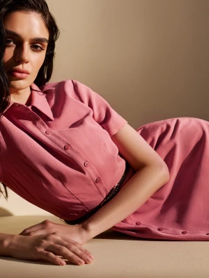 Jasnoróżowa koszulowa sukienka z paskiem TARANKO