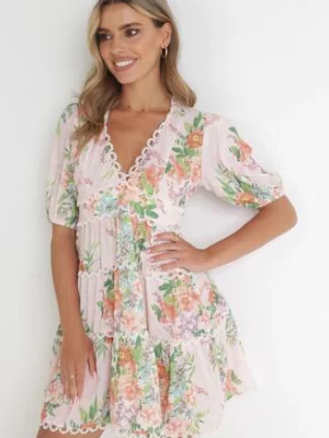 Jasnoróżowa Rozkloszowana Sukienka Mini w Kwiaty z Koronką przy Dekolcie i Falbanką Daninia