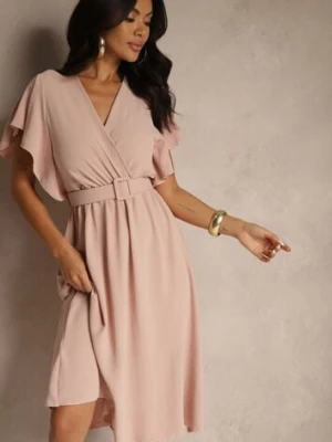 Jasnoróżowa Rozkloszowana Sukienka z Paskiem i Kopertowym Dekoltem Brinnea lovery