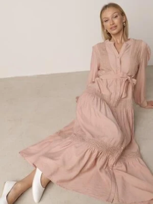 Jasnoróżowa Rozkloszowana Sukienka z Wiskozy z Wiązanym Paskiem i Koronką Reivoria