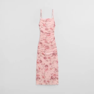 Jasnoróżowa sukienka midi w różowe kwiaty z marszczeniami House