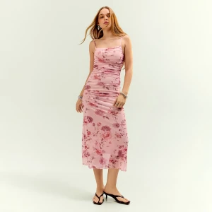 Jasnoróżowa sukienka midi w różowe kwiaty z marszczeniami House
