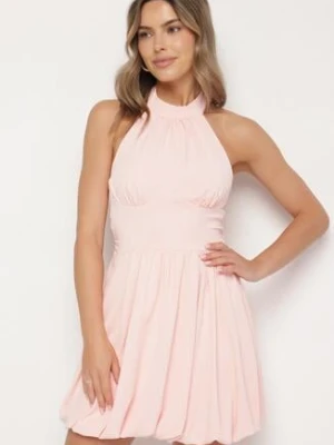 Jasnoróżowa Sukienka o Bufiastym Kroju z Wiązaniem i Dekoltem Halter Alandoria allyson