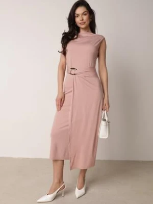 Jasnoróżowa Wizytowa Sukienka Taliowana z Metaliczną Ozdobą Aroos elsa.m by may