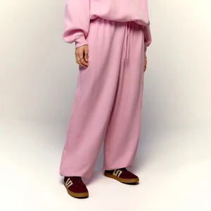 Jasnorożowe spodnie dresowe z wysokim stanem House