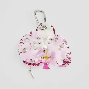 Jasnoróżowy brelok w kształcie orchidei z metalowymi ozdobami House