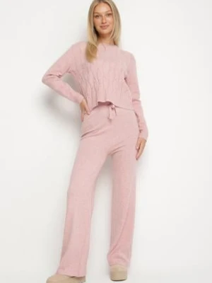 Jasnoróżowy Dzianinowy Komplet z Wełną i Bawełną Sweter z Tłoczonym Wzorem i Spodnie Otivra j&x