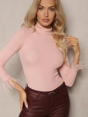 Jasnoróżowy Golf z Prążkowanego Materiału z Wiskozą Zdobiony Wstawkami z Piór Ittania miss poem