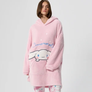 Jasnoróżowy polarowy bluzokoc z haftem Cinnamoroll House