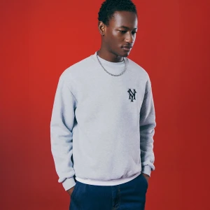 Jasnoszara bluza z haftem NY House