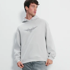 Jasnoszara bluza z kapturem i motywem triblal House