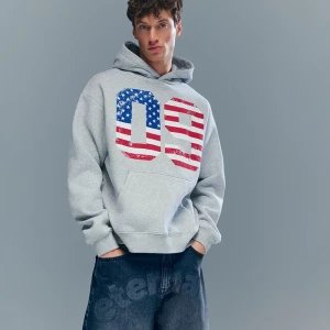 Jasnoszara bluza z kapturem i nadrukiem 09 House