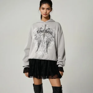 Jasnoszara bluza z kapturem i nadrukiem skrzydeł i napisem Lost Soul House