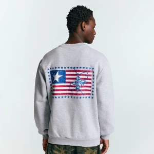 Jasnoszara bluza z nadrukiem przypominającym flagę USA House