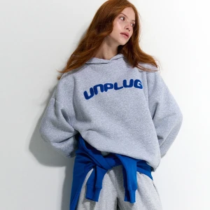 Jasnoszara bluza z napisem Unplug House