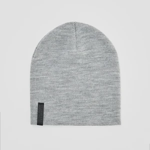 Jasnoszara czapka beanie z ozdobną metką House