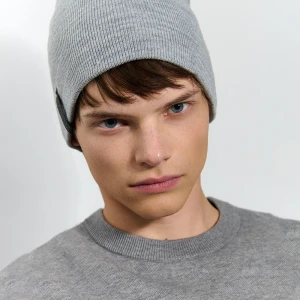 Jasnoszara czapka beanie z ozdobną metką House