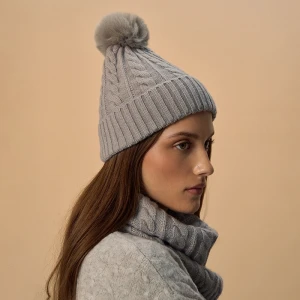Jasnoszara czapka z pomponem i warkoczowym splotem House