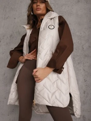 Jasnoszara Długa Pikowana Kamizelka z Kapturem i Ozdobną Naszywką Mentape