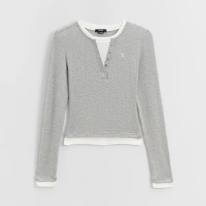 Jasnoszara koszulka z długim rękawem i białymi wstawkami House